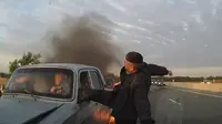 Aksi heroik pria tua menyelamatkan sopir dari mobil terbakar. (CEN)
