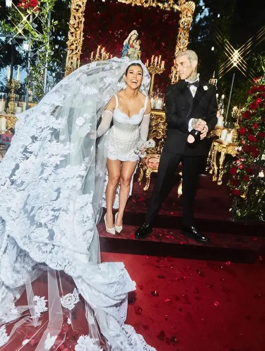 Kourtney Kardashian dan Travis Barker kembali menggelar seremoni pernikahan. Untuk selebrasi ketiga ini, mereka merayakan hari bahagia tersebut di vila mewah L’Olivetta milik Dolce & Gabbana, di Portofino, Italia, Minggu (22/5/2022). (Instagram/kourtneykardashian).