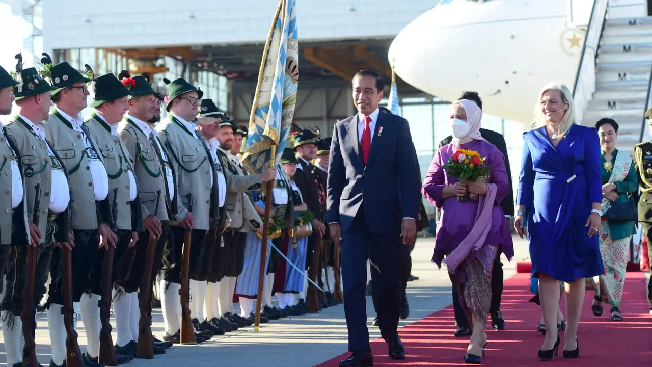 Presiden Jokowi dan Ibu Negara Iriana tiba di Munich, Jerman, Minggu (26/6/2022) waktu setempat. (Foto: Biro Pers Sekretariat Presiden)