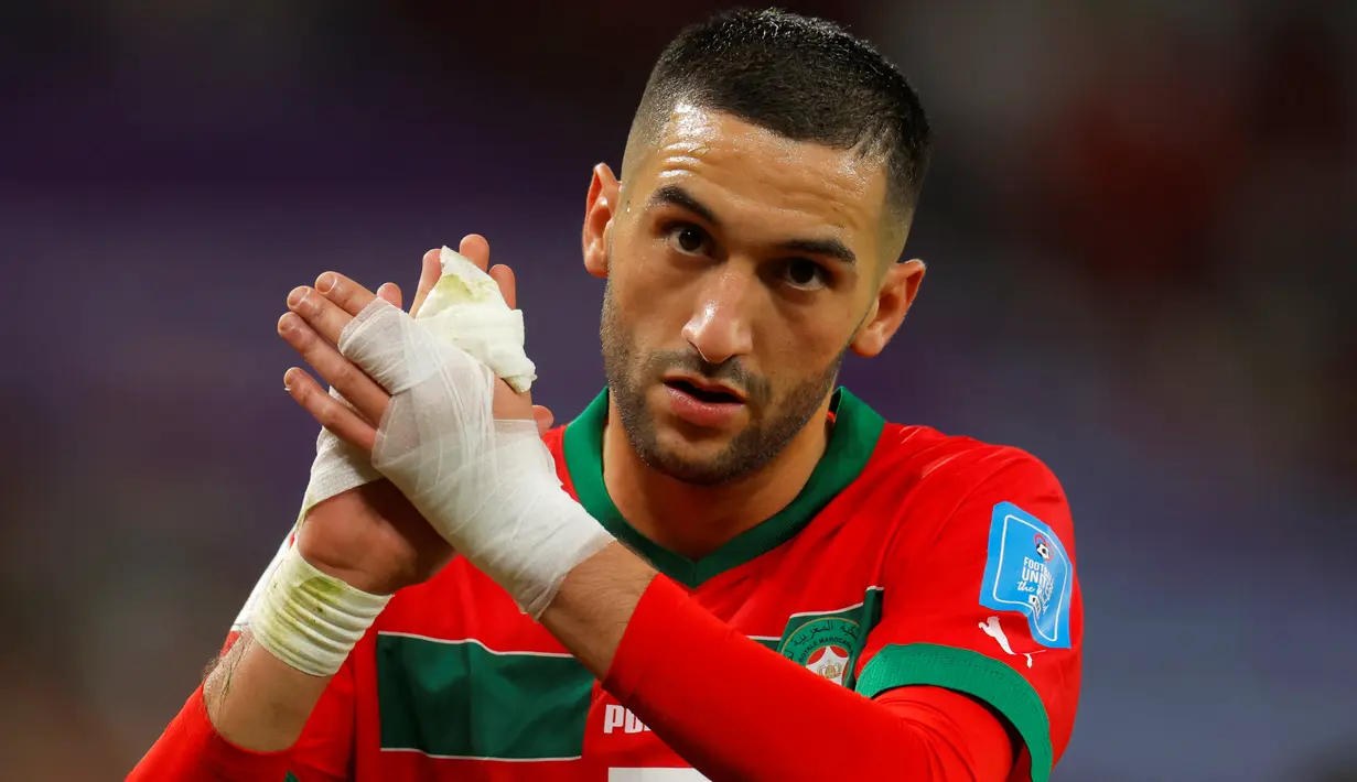 Gelandang Maroko, Hakim Ziyech bereaksi saat ia diganti pada pertandingan melawan Portugal pada perempat final Piala Dunia Qatar 2022 di Stadion Al-Thumama di Doha pada 10 Desember 2022. PSG dikabarkan akan mengajukan banding ke Ligue de Football Professionel (LFP) soal kegagalan transfer Ziyech ini akibat kesalahan Chelsea. (AFP/Odd Andersen)