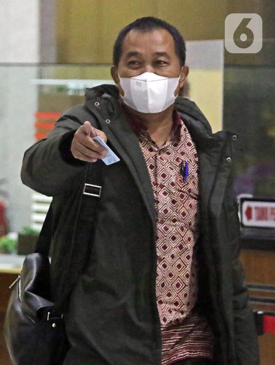 Koordinator Masyarakat Antikorupsi Indonesia (MAKI) Boyamin Saiman usai menjalani pemeriksaan di Gedung KPK, Jakarta, Selasa (17/5/2022). Boyamin Saiman diperiksa dalam kapasitas jabatan Direktur PT Bumirejo sebagai saksi terkait dugaan pencucian uang yang dilakukan Bupati Banjarnegara nonaktif, Budhi Sarwono. (Liputan6.com/Helmi Fithriansyah)