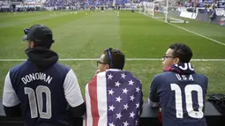 Gaya fans Amerika Serikat mendukung timnya melawan Costa Rica pada kualifikasi Piala Dunia 2018 di Harrison, N.J, Amerika Serikat, (1/9/2017). (AP/Julio Cortez)