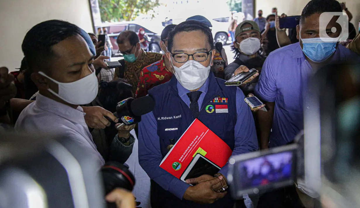 Gubernur Jawa Barat, Ridwan Kamil memenuhi panggilan Bareskrim Polri, Jakarta, Jumat (20/11/2020). Ridwan Kamil dimintai klarifikasi terkait dugaan pelanggaran protokol kesehatan Covid-19 di acara kerumunan yang melibatkan Rizieq Shihab di Megamendung, Bogor. (Liputan6.com/Faizal Fanani)