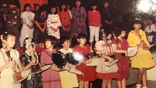 6 Foto Jadul Melly Goeslaw Dari Kecil Hingga Remaja, Sahabat Nike Ardilla