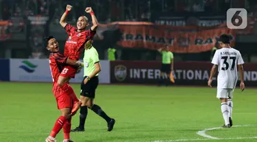 Pemain Persija Jakarta Riko Simanjuntak (kedua kiri) melakukan selebrasi usai mencetak gol ke gawang Ratchaburi FC pada laga persahabatan di Stadion Patriot Candrabhaga, Bekasi, Jawa Barat, Minggu (25/6/2023). Persija Jakarta berhasil menang 1-0 atas klub Thailand tersebut. (Liputan6.com/Herman Zakharia)