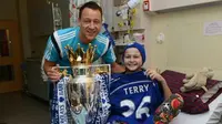 Kapten Chelsea, John Terry dan fans cilik Tommi Miller (Pasion Futbol)