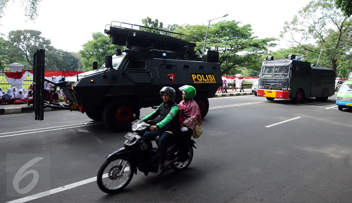 Kendaraan taktis Polri melakukan patrol di sekitar kawasan Istana Bogor, Rabu (1/3). Jelang kedatangan Presiden Joko Widodo dan Raja Arab Saudi, Salman bin Abdulaziz pengamanan Kota Bogor diperketat. (Liputan6.com/Helmi Fithriansyah)