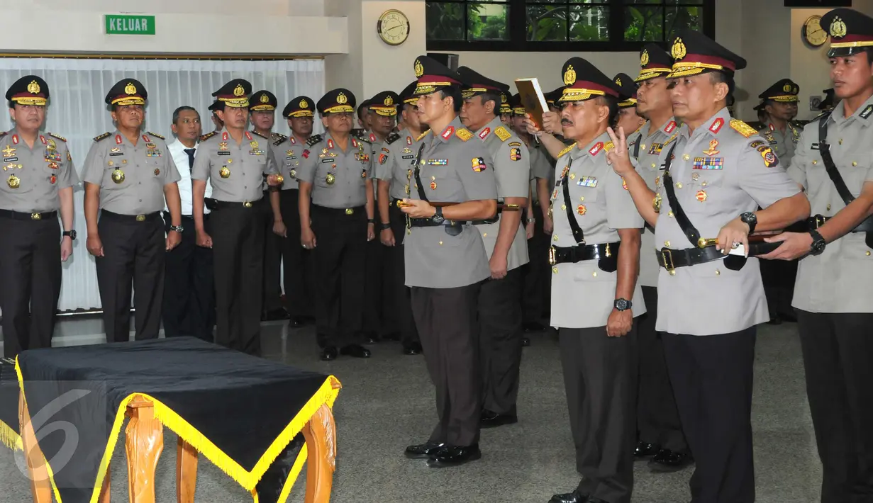 Kepala Bareskrim (Kabareskrim) Polri dan beberapa Kapolda diambil sumpah jabatannya saat upacara sertijab di Gedung Rupatama, Mabes Polri, Jakarta, Selasa (31/5). Upacara dipimpin Kapolri Jenderal Polisi Badrodin Haiti. (Liputan6.com/Helmi Afandi)