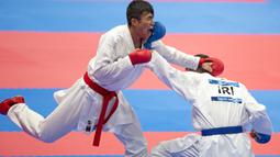 Karateka Indonesia, Rifki Ardiansyah Arrosyiid, saat beraksi pada Asian Games di JCC Senayan, Jakarta, Minggu (26/8/2018). Rifki berhasil medapat medali emas di nomor kumite 60 kilogram. (Bola.com/Peksi Cahyo)