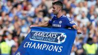 Bek Chelsea, Gary Cahill merayakan gelar juara Liga Premier Inggris 2014/2015 di Stamford Bridge, Inggris, (3/5/2015). Hingga pekan ke-35 poin Chelsea tidak terkejar lagi. (Reuters/Dylan Martinez)