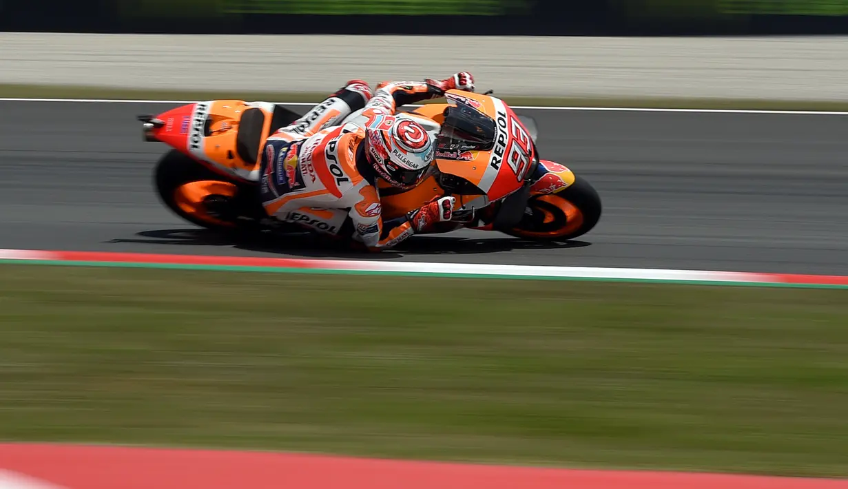 Pembalap Spanyol dari tim Repsol Honda, Marc Marquez melaju kencang saat balapan MotoGP Catalunya di Sirkuit Catalunya di Montmelo, (17/6). Pembalap Jorge Lorenzo finis diurutan pertama dengan catatan waktu 40 menit 13,566 detik. (AFP PHOTO / Lluis Gen)
