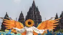 "Sunflower Angel," instalasi seni fiberglass setinggi sembilan meter karya seniman lokal Arrofi Ramadhan, terlihat di Candi Prambanan, kompleks candi Hindu abad ke-9 yang terdaftar sebagai Situs Warisan Dunia UNESCO, Sleman, Yogyakarta, pada Sabtu 6 Juni 2026. (DEVI RAHMAN/AFP)