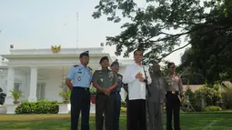 Presiden Jokowi didampingi Panglima TNI, Kapolri, Kepala BIN dan jajaran kepala staf TNI saat konferensi pers di Istana Merdeka, Jakarta, (22/10/14). (Liputan6.com/Herman Zakharia)