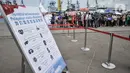 Warga saat antre untuk pemeriksaan kesehatan gratis oleh tim medis kesehatan dari Kapal RS Peace Ark milik Tentara Pembebasan Rakyat China (PLA) di kawasan JICT 2 Tanjung Priok, Jakarta Utara, Selasa (15/11/2022). Layanan pengobatan gratis untuk masyarakat umum ini merupakan bagian dari misi kemanusiaan Kapal RS Peace Ark ke luar negeri yang ke-10 setelah sebelumnya melakukan kunjungan ke Indonesia pada 2013. (merdeka.com/Iqbal S. Nugroho)