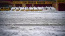 Taksi yang diparkir tertutup salju saat badai salju melanda New York pada Senin, (1/2/2021). Badai salju menyebabkan timbunan salju setinggi satu kaki di sepanjang wilayah pesisir timur Amerika Serikat, termasuk Kota New York. (AP Photo/Wong Maye-E)