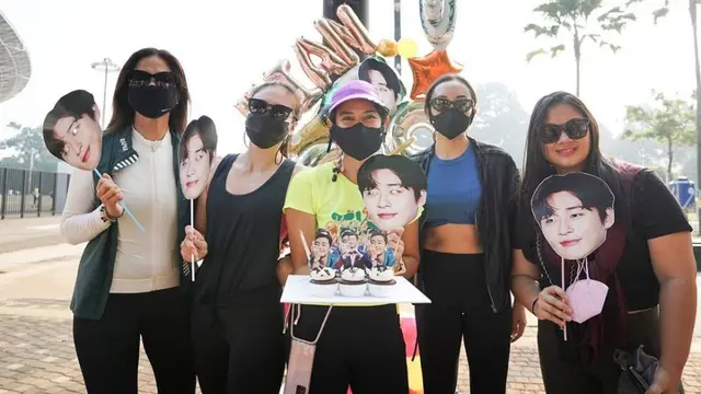Dian Sastrowardoyo mendapakatkan kejutan ulang tahun (Instagram/@therealdisastr)