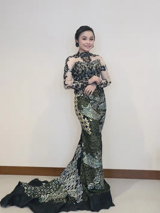 Bermotif bak kebaya mewah, Tasya Rosmala dipuji cantk dengan gaun hitam bergaya mermaid dress tersebut. (Liputan6.com/IG/@tasya_ratu_gopo)