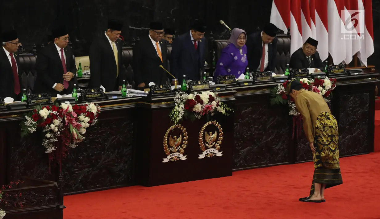 Presiden Joko Widodo membungkukan badan ke arah pimpinan DPD-DPR sebelum menyampaikan Pidato Kenegaraan dalam Sidang Bersama DPD-DPR di Kompleks Parlemen, Senayan, Jakarta, Jumat (16/8/2019). Di Sidang Bersama DPR-DPD ini, Jokowi mengenakan pakaian adat Sasak, NTB. (Liputan6.com/Johan Tallo)