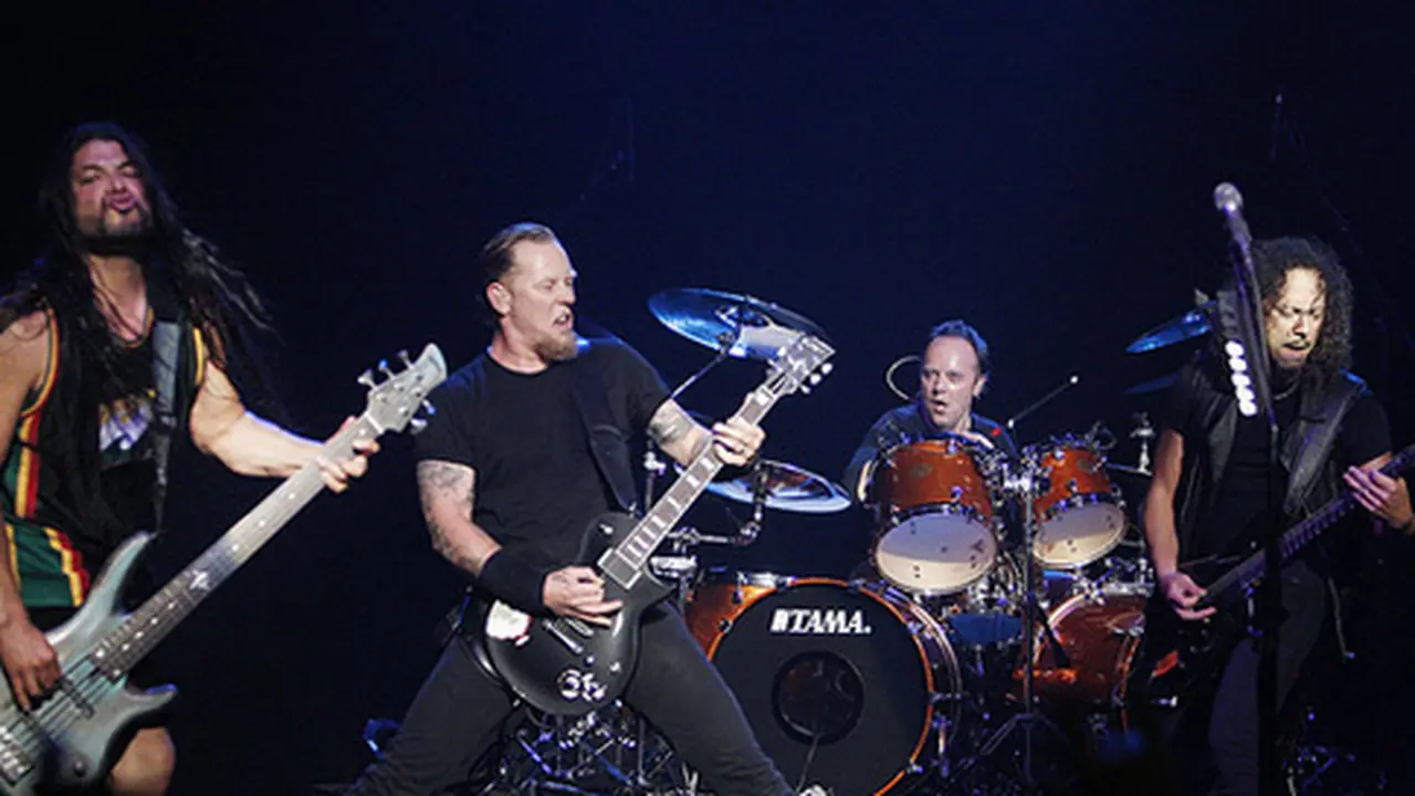 Metallica Undang Ratusan Penggemar ke Atas Panggung