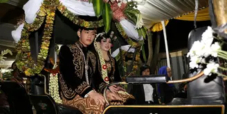 Gibran Rakabuming Raka dan Selvi Ananda bak putra dan putri kerajaan tiba di tempat resepsi pernikahan mereka. (Galih W. Satria/bintang.com)