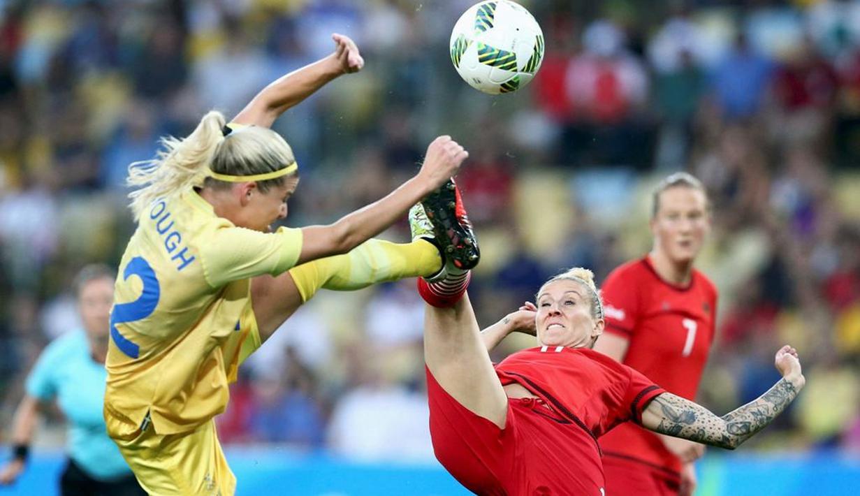 Pemain Swedia, Olivia Schough (kiri), berebut bola dengan pemain Jerman, Anja Mittag, pada final sepak bola putri Olimpiade Rio 2016 di Stadion Maracana, Sabtu (20/8/2016). (Reuters/Marcos Brindicci) 