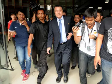 Delegasi Komite Ekskutif FIFA, Kohzo Tashima (tengah) menghindari wartawan usai pertemuan tertutup dengan sejumlah pihak di kantor PSSI, Jakarta, Selasa (3/11/2015). Kohzo langsung meninggalkan kantor PSSI usai pertemuan. (Liputan6.com/Helmi Fithriansyah)