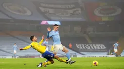 Phil Foden salah satu lulusan akademi milik Manchester City yang tak kalah menjanjikan. Musim lalu, dia memenangkan pemain muda terbaik Premier League 2020/2021 hingga akhirnya gareth Southgate memanggilnya untuk membela timnas Inggris di Piala Eropa 2020. (Foto: AFP/Pool/Martin Rickett)