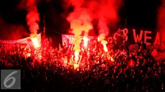 Pendukung tim Maung Bandung menyalakan suar saat merayakan kemenangan Persib atas Mitra Kukar 3-1 di Stadion Si Jalak Harupat, Sabtu (10/10/2015). Persib lolos ke final Piala Presiden 2015 dengan agregat 3-2. (Liputan6.com/Helmi Fithriansyah)