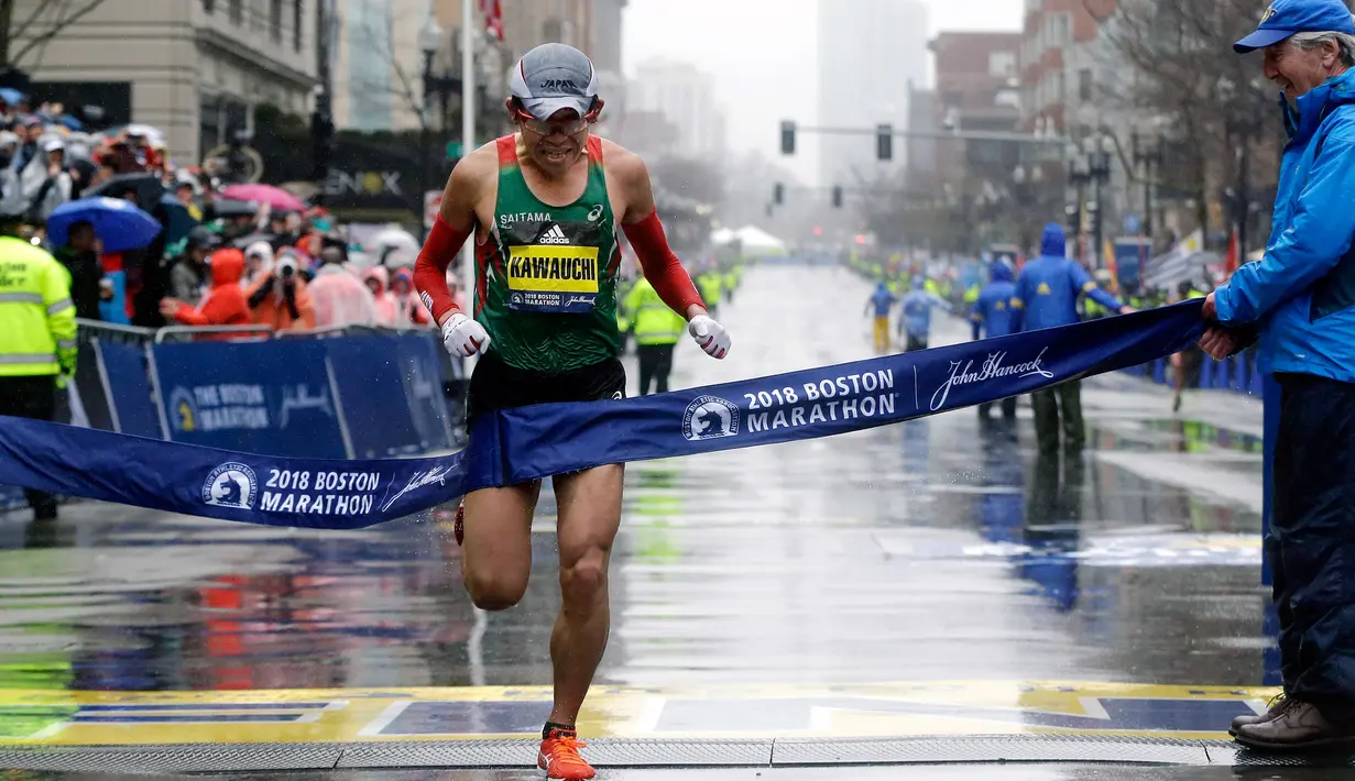 Pelari Jepang, Yuki Kawauchi berhasil mencapai garis finis pada Boston Marathon ke-122 di Boston, Senin (16/4). Yuki Kawauchi mengakhiri lomba dalam tempo 2 jam, 15 menit, dan 58 detik. (AP/Elise Amendola)