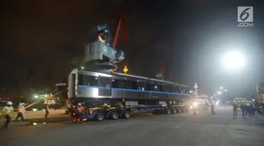 Pekerja menurunkan gerbong kereta Mass Rapid Transit (MRT) di Pelabuhan Tanjung Priok, Jakarta Utara, Rabu (4/4). Dua rangkaian kereta MRT yang terdiri dari 12 gerbong tiba di Jakarta. (Merdeka.com/Imam Buhori)
