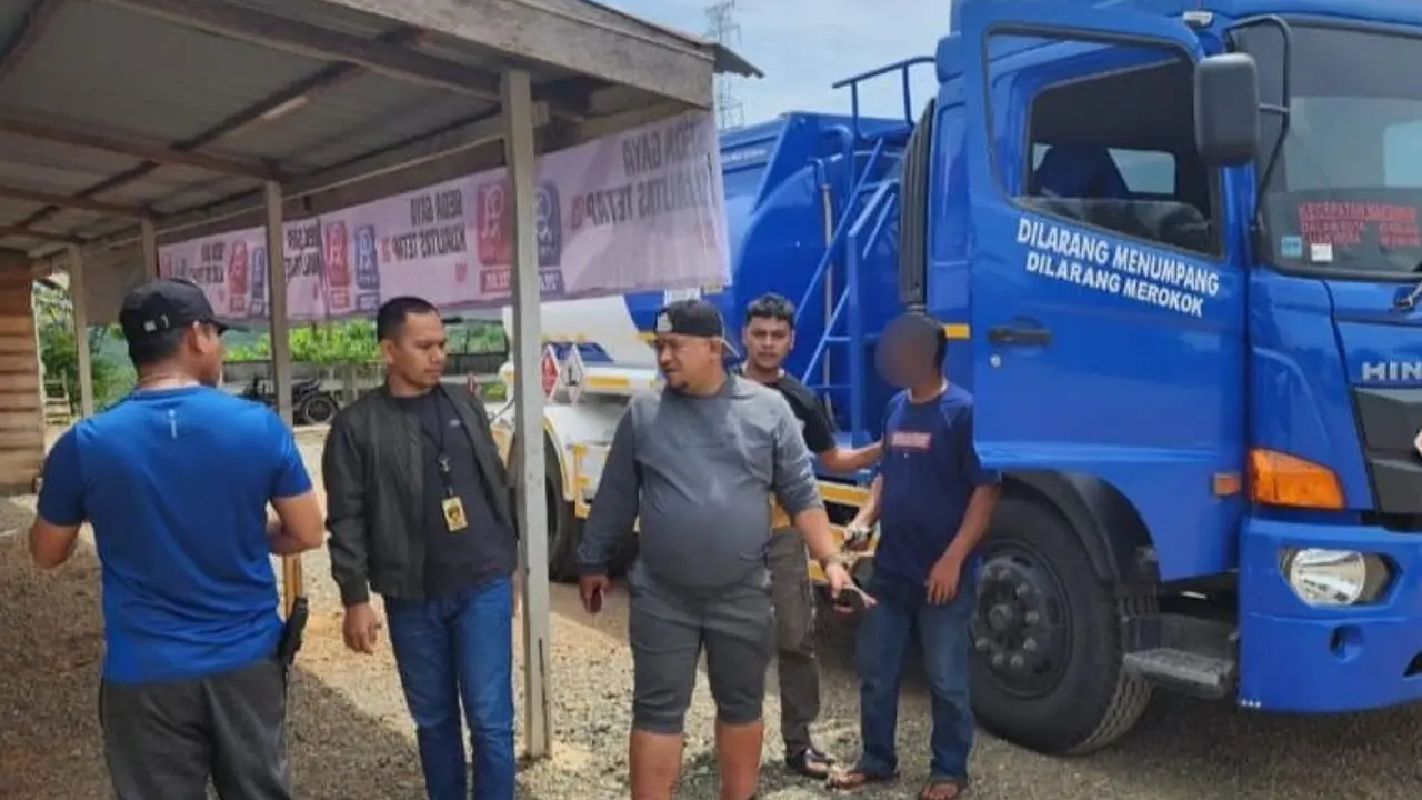 Kepolisian di Aceh mengamankan dua unit truk tangki pengangkut bahan bakar minyak (BBM) jenis solar tak berizin, Rabu (15/3/2023) (Liputan6.com/Ist)