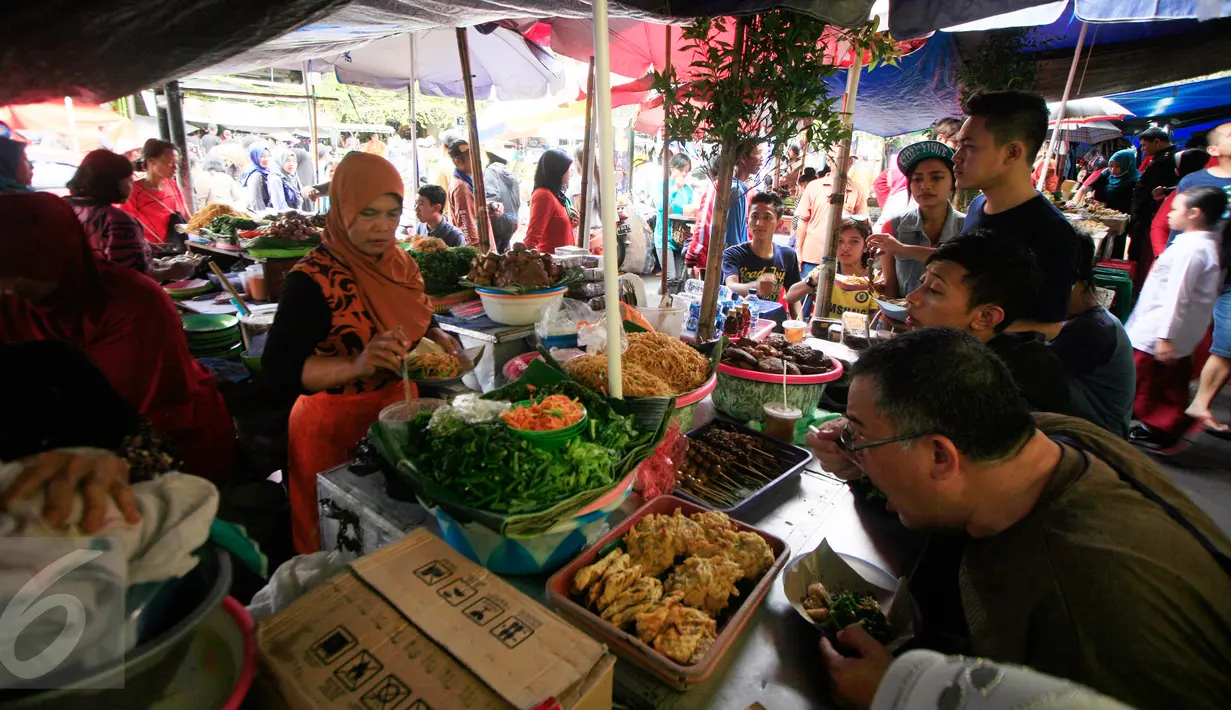 Sejumlah pengunjung menikmati sajian menu bakmi pecel khas  Pasar Beringharjo, Yogyakarta, Selasa (9/2). Salah satu sarapan tradisional yang banyak dijajakan di sekitar pasar Jalan Malioboro ini tak pernah sepi pengunjung. (Foto: Boy Harjanto)