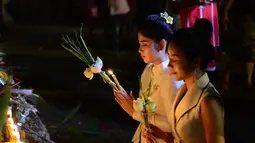Dua wanita laos berdoa di depan Stupa That Luang di Vientiane, Laos, pada 3 November 2017. Vientiane secara bertahap tumbuh menjadi kota yang makmur. (Xinhua/Alan Liu)