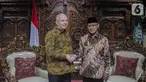 Ketua Umum PP Muhammadiyah Haedar Nashir (kanan) menerima Duta Besar AS untuk Indonesia Joseph R Donovan Jr saat pertemuan di  Jakarta, Selasa (15/10/2019). Pertemuan tersebut dalam rangka silaturahmi kepada organisasi massa Islam di Jakarta. (Liputan6.com/Faizal Fanani)