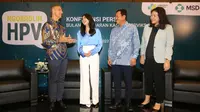 (Ki-Ka) Managing Director MSD Indonesia George Stylianou, Edukator HPV @ngobrolinHPV Maudy Ayunda, Guru Besar Konsultan Onkologi Ginekologi & Ketua Umum Perkumpulan Obstetri dan Ginekologi Indonesia (POGI) Yudi M Hidayat, dan Country Medical Lead MSD Indonesia Mellisa Handoko Wiyono berbincang di sela konfrensi pers Bulan Kesadaran Kanker Serviks dan peluncuran Kampanye Kesehatan #NgobrolinHPV di Jakarta (31/01/2023). (Liputan6.com)