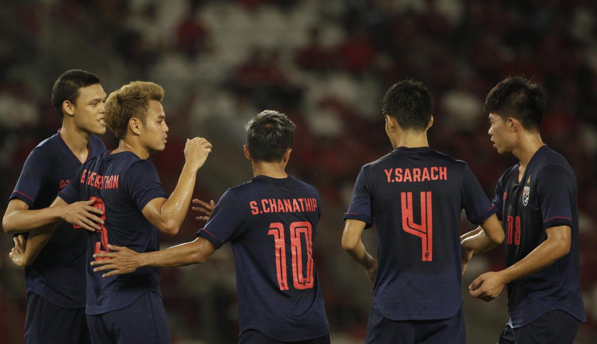 Para pemain Thailand merayakan gol yang dicetak Theerathon Bunmathan ke gawang Timnas Indonesia pada laga Kualifikasi Piala Dunia 2022 di SUGBK, Jakarta, Selasa (10/9). Indonesia kalah 0-3 dari Thailand. (AFP/Vitalis Yogi Trisna)