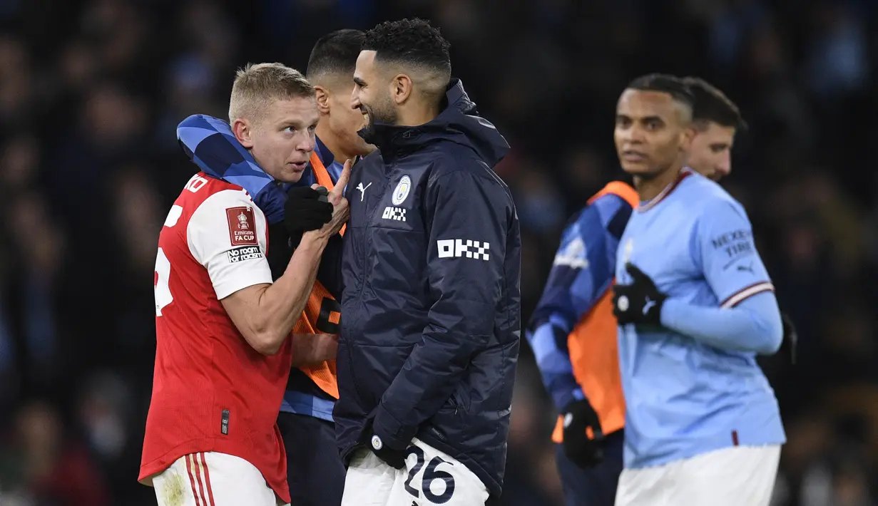<p>Bek Arsenal, Oleksandr Zinchenko (kiri) berbicara dengan gelandang Manchester City, Riyad Mahrez usai pertandingan putaran keempat Piala FA di Stadion Etihad di Manchester, Inggris, Sabtu (28/1/2023). Man City menang tipis atas Arsenal dengan skor 1-0. (AFP/Oli Scarff)</p>