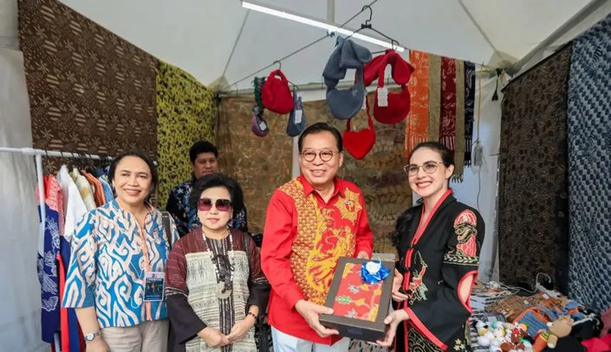 Saat bekerja, Arumi kerap tampil stylish seperti saat di Korea Selatan, ia mengenakan atasan batik warna hitam. [@arumibachsin_94]