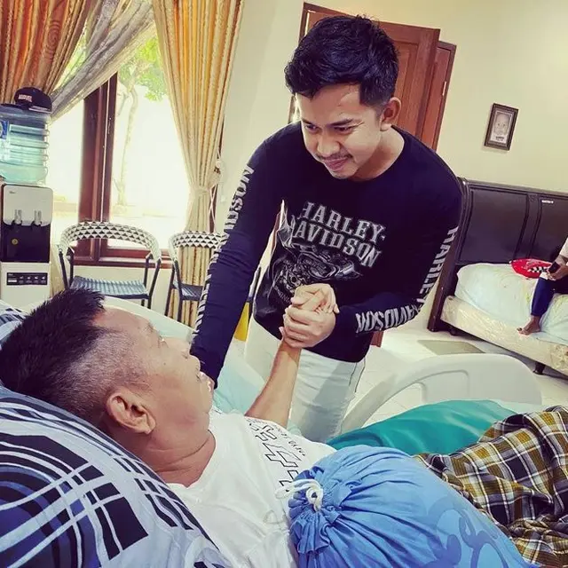 Tukul Arwana Sakit Dijenguk Anak Angkat