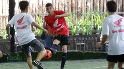 Marc Marquez (tengah) dari Tim Merah melepaskan tembakan ke arah gawang lawan  saat bermain futsal di Lapangan Futsal Kuningan Village, Jakarta, Sabtu (13/2/2016). (Bola.com/Nicklas Hanoatubun)