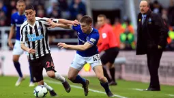 Pemain Newcastle United Miguel Almiron (kiri) berebut bola dengan pemain Everton Jonjoe Kenny dalam lanjutan Liga Inggris pekan ke-30 di St James 'Park, Newcastle, Sabtu (9/3). Newcastle melibas Everton lewat comeback gemilang. (Owen Humphreys/PA via AP)