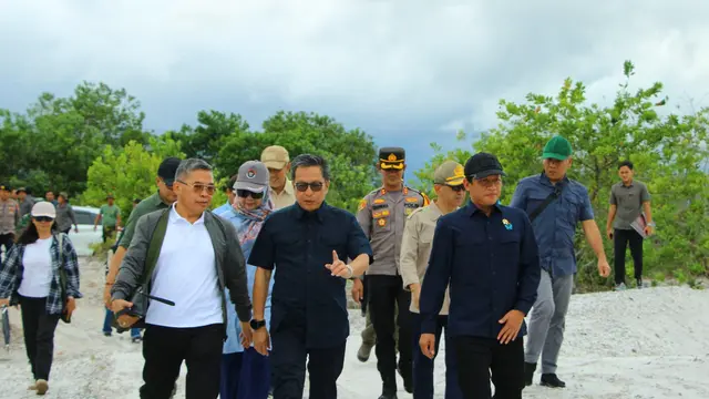 Menteri Lingkungan Hidup Hanif Faisol Nurofik meninjau lokasi Desertifikasi dan Pertambangan Emas Skala Kecil (PESK) di wilayah Kabupaten Katingan pada Selasa (28/1/2025).