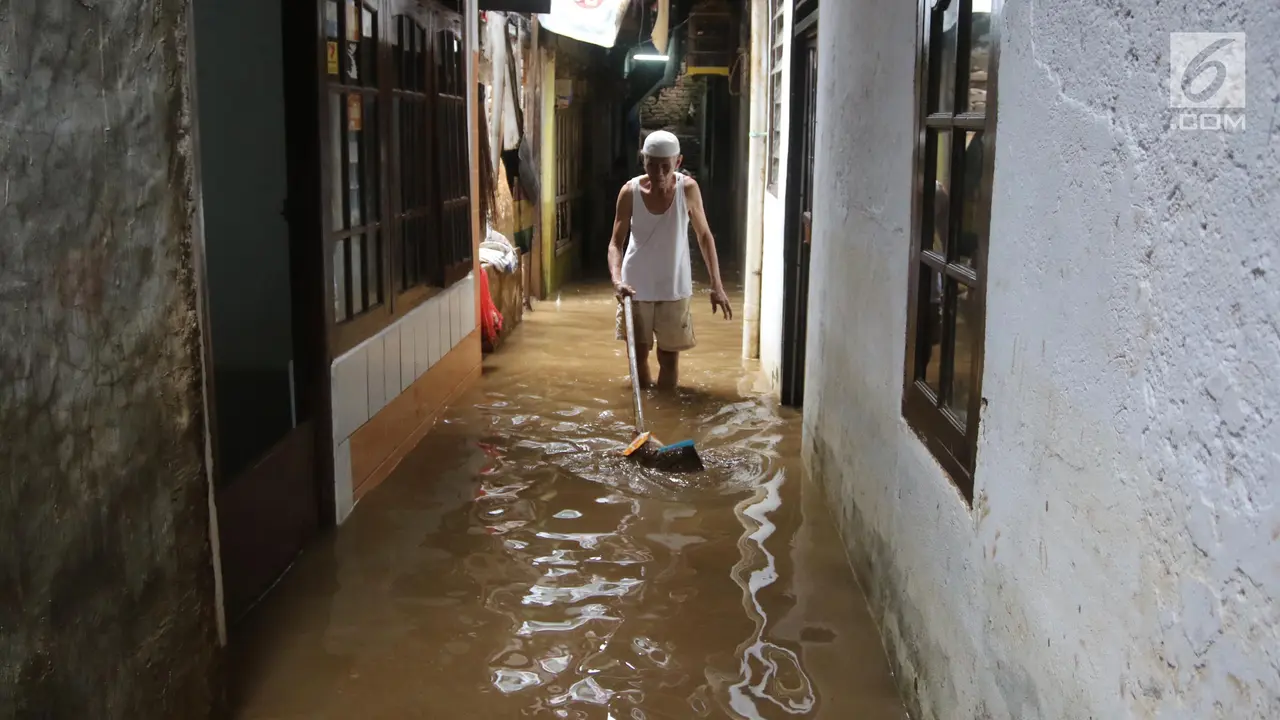 Bersih-Bersih Usai Banjir Kiriman Landa Kampung Melayu