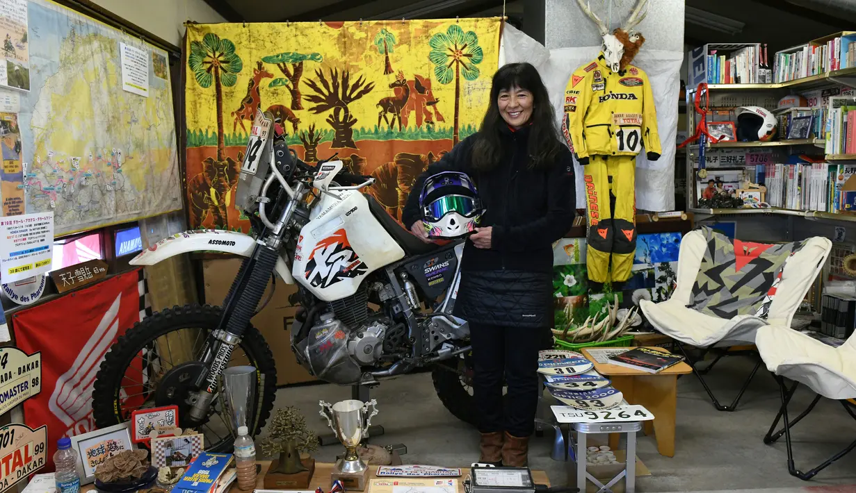 Reiko Miyoshi berpose di samping motor Honda XR400R yang dia gunakan dalam reli Dakar 1997 di Perefa Cafe, Matsumoto, Nagano, Jepang, Jumat (23/2). Reiko telah empat kali mengikuti reli Dakar. (AFP PHOTO/Toshifumi KITAMURA)