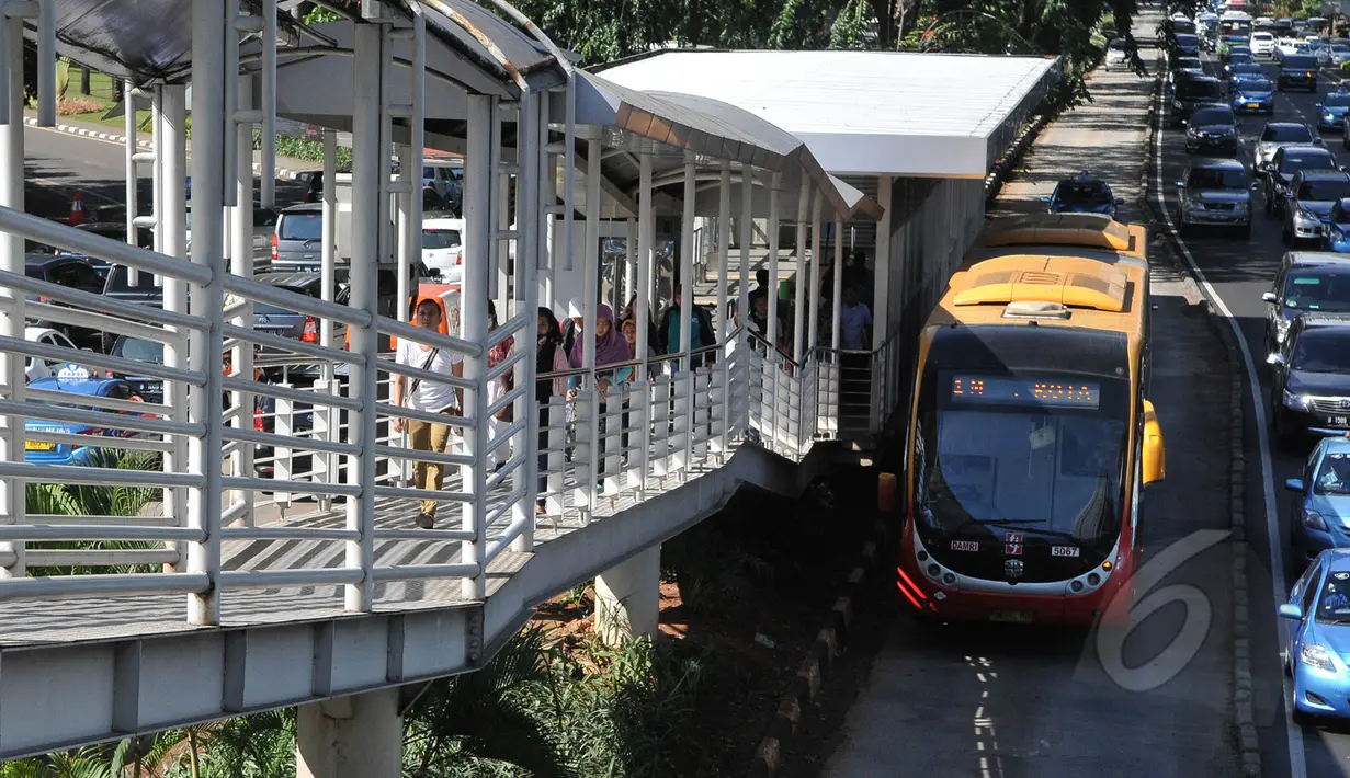 Bus Transjakarta Koridor 1 Blok M-Kota melintas di Jalan Jenderal Sudirman, Jakarta Selatan, Kamis (30/4/2015). Memasuki tahap grouting/injeksi kabel PLN bertegangan tinggi jalur busway di kawasan ini ditutup. (Liputan6.com/Herman Zakharia)