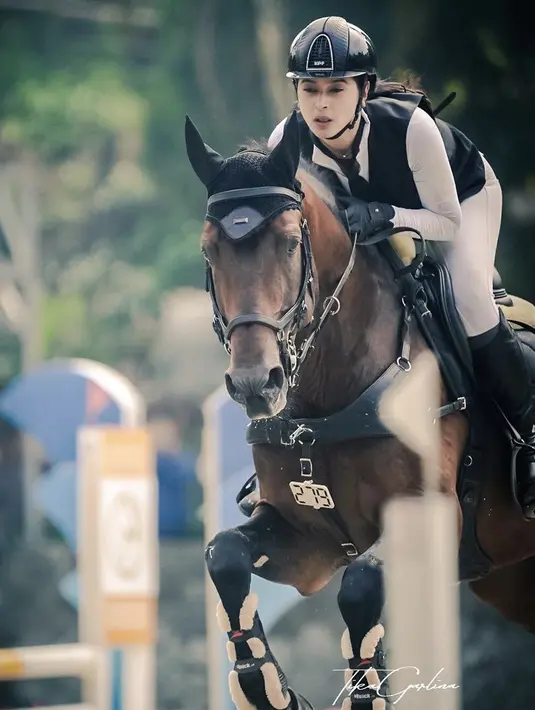 Ketika berkuda, ia juga terlihat elegan. Nabila Syakieb mengenakan atasan serba putih dipadukan vest dan dasi hitam. Lengkap dengan helm, gloves, dan knee bootsnya. @nsyakieb85