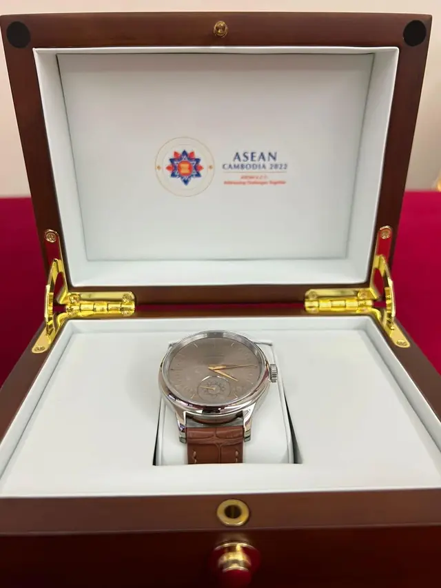 Jam suvenir KTT ASEAN. (Facebook PM Kamboja, Samdech Hun Sen)