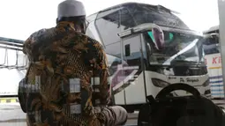 Calon penumpang menanti waktu keberangkatan bus Antar Kota Antar Provinsi di Terminal Bus Terpadu Pulo Gebang, Jakarta, Kamis (31/12/2020). Memasuki libur pergantian tahun sejumlah calon penumpang terus berdatangan di Terminal Bus Terpadu Pulo Gebang. (Liputan6.com/Helmi Fithriansyah)