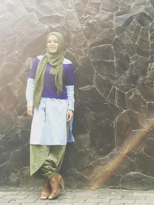 Dewi Sandra salah satu selebriti tercantik dengan gaya hijab yang masa kini. Meski tergolong baru mengenakan hijab, Dewi Sandra sangat menginspirasi penggemarnya di tanah air. (instagram/Bintang.com)