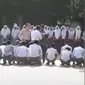 Screenshot video penganiayaan yang dilakukan oknum guru SMA di Bekasi kepada siswanya. (Liputan6.com/Bam Sinulingga)